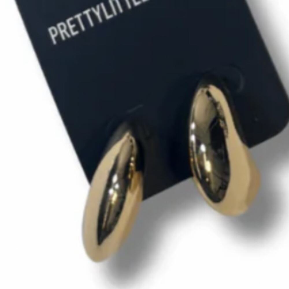 PrettyLittleThing-Gold Curved Drop Stud Earrings nWT - Picture 2 of 3